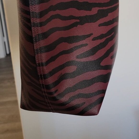 π COACH BURGUNDY & BLACK ZEBRA PRINT REVERSIBLE LEATHER TOTE PURSE - Picture 4 of 7